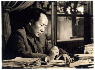 Mao Tse Tung escribiendo sus obras